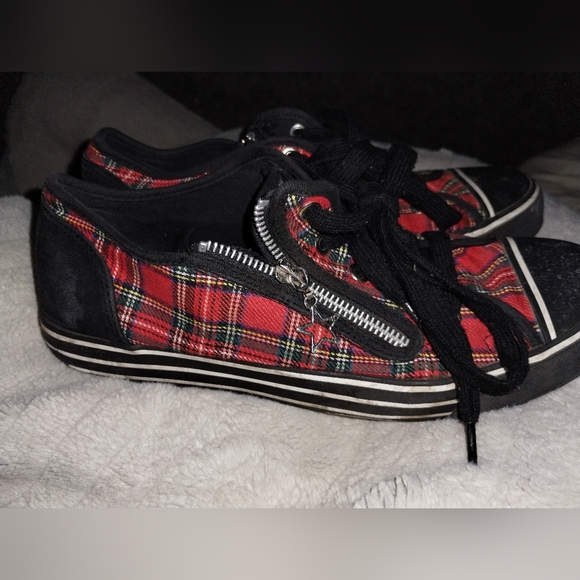 Red and black plaid punk shoes size 9 by Gotta 😚 Flurt - Picture 6 of 7
